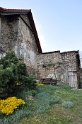 Komonsk hrdek  zbytky zdiva hradu v novodob zstavb