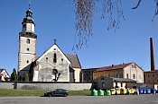 Hostinn  kostel Nejsvtj Trojice, vpravo Star zmek