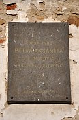 Liderovice  pamtn deska Petra Aksamita na tvrzi