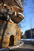 Vrov  skaln tvar u silnice v mst, kde odbouje lesn cesta k hradu
