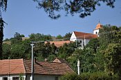 Bohuslavice  pohled z obce, relif hrdku vlevo