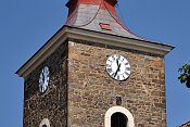Droukovice  detail zvonice se zazdnmi stlnami v rovni hodin