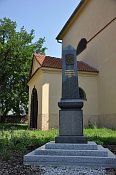 Droukovice  pamtnk mezi zvonic a kostelem