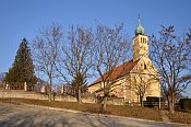 Orlovice  kostel sv. Vclava, vlevo pedhrad (hbitov)