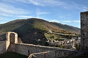 Assisi  Rocca Maggiore, v pozad Rocca Minore