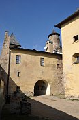 ubovniansky hrad  vstupn barokn bastion, v pozad bergfrit