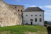 ubovniansky hrad  kaple, v pozad renesann palc