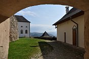 ubovniansky hrad  pohled branou od hornho hradu ke kapli