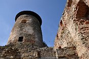 ubovniansky hrad  bergfrit, vpravo torzo gotickho palce