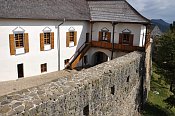 ubovniansky hrad  barokn palc a hradby ze zpadnho bastionu