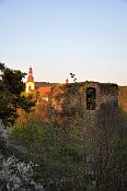 Rabtejn nad Stelou  vpravo pedsunut bata, vlevo vlastn hrad a kostel