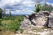 Brada  skaln tvar nad cestou