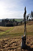 Pechburg  pohled na lokalitu od silnice k Lesn, v pozad kostel ve Velk Chyce