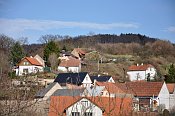 Vinařice – pohled na hradní návrší z obce