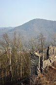 Šumburk, vlevo na obzoru Egerberk