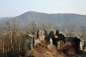 Šumburk, vlevo na obzoru Egerberk