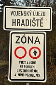 Cedule na okraji vojenského újezdu