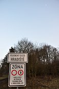 Cedule na okraji vojenského újezdu