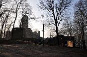 Hasištejn – pohled z parkoviště před hradem