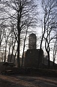 Hasištejn – pohled z parkoviště před hradem