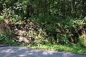 Medlice – zbytky zdiva u silnice