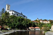 Rožmberk – vlevo dolní hrad, vpravo horní hrad