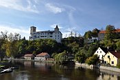 Rožmberk – dolní hrad z mostu přes Vltavu