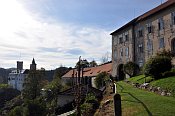 Rožmberk – pohled k dolnímu hradu od horního hradu