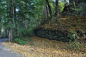 Rožmberk – zbytky zdiva u silnice (horní hrad)