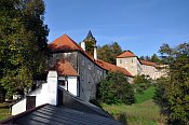 Rožmberk – pohled na horní hrad od dolního hradu