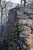 Holoubek – zbytky zdiva ve vrcholové části