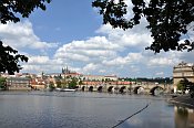 Prask hrad a Karlv most ze Smetanova nbe