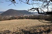 Pohled z cesty k epice na Pedklte, Tinov a vrch Kvtnici