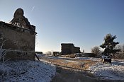 Borotín – přístup k hradu kolem areálu dvora