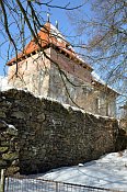 Popovice – ohradní zeď na V straně a obnovená věž