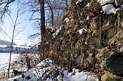 Popovice – zbytky ohradní zdi nad rybníkem