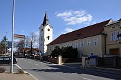 Dolní Počernice – kostel a starý zámek ze silnice