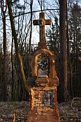 Pulkov – pozapomenutý křížek v lese u cesty z Pulkova