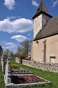 Lidéřovice – věž kostela sv. Linharta s ohradní zdí