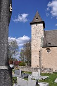 Lidéřovice – věž kostela sv. Linharta s ohradní zdí