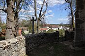 Lidéřovice – pohled od kostela přes ohradní zeď k obci