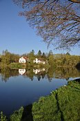 Mnichovice – pohled k tvrzišti přes rybník od V