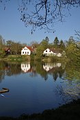 Mnichovice – tvrziště přes rybník od V
