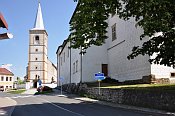 Hustopeče nad Bečvou – pohled podél severního křídla ke kostelu