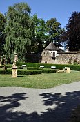 Bruntál – městské hradby a park u zámku