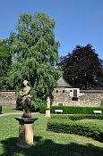 Bruntál – městské hradby a park u zámku