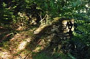 Fredevald – Pustý zámek – zbytky zdiva severně pod vrcholem