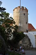 Mikulov – středověká břitová věž chránící přístupovou cestu