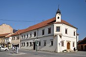 Ivančice – stará radnice, místo hradu leží za ní