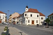 Ivančice – stará radnice, místo hradu vpravo za ní